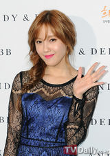 组图：李孝利朴诗妍等魅力亮相助阵时装展