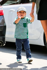 组图：米兰达-可儿携子出行 小正太憨萌招手