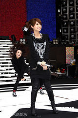 幻灯：杨丞琳为跨年演唱会卖力彩排