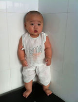 组图：小宝贝怕打针躲墙角萌翻网友