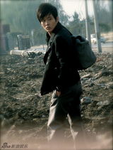 组图：黄明写真化身流浪行者 坦言人生像场旅行