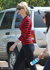 组图：泰勒空中弹跳孩子气 蓝色短裙修长美腿