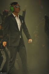 组图：黎明红馆开唱与陈小春合唱《友情岁月》