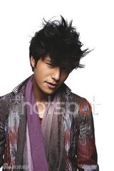 幻灯图：陈坤时尚写真登封面 自称用十年学会放空