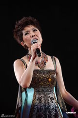 组图：汪明荃助阵关菊英演唱会 黄日华陈豪献唱