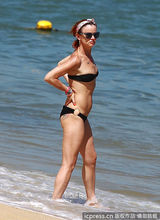 组图：朱丽叶-刘易斯海边度假 遮平胸防色狼观摩