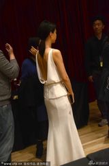 组图：高圆圆秀大片美背狂露肉 疑似真空上阵