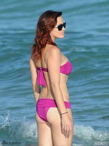 组图：杰西卡比基尼海滩嬉戏 S身材展熟女魅力