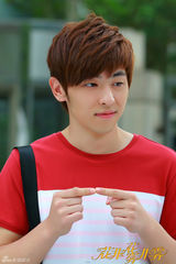 组图：《花非花》邓伦曝剧照清新卖萌韩范足