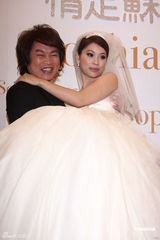 组图：康康结婚将请百桌 蜜月力拼兔宝宝