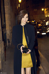 组图：吴佩慈巴黎时装周首秀 与设计师亲密互动