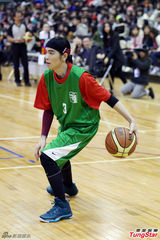 组图：萧敬腾一扫泼粪阴霾 展笑颜和学生打球