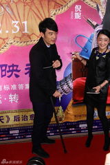 组图：《等风来》倪妮演装女 冯绍峰包场支持