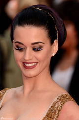 组图：凯蒂-佩里红蓝白假睫毛闪耀英国首映