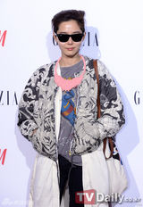 组图：严志媛出席活动裸色裙装高贵似公主