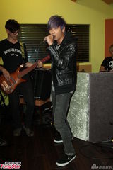 组图：黄鸿升生日开唱 喜收高档耳机