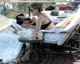 高清组图：莎拉-杰西卡-帕克南加州晒日光浴秀身材