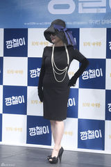 独家高清：刘亚仁牵手金海淑宣传新片《强哲》