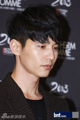 组图：元斌帅气出席化妆品牌新品发布会