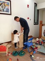 组图：赵子琪晒温馨家庭照 萌女儿助老公修桌子