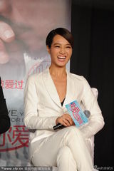 组图：朱丹发布会穿白西装露bra 俯身险走光