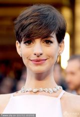 组图：安妮-海瑟薇粉色露背裙 玉肌美艳诱人