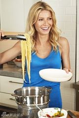 组图：格温妮丝-帕特洛居家写真 化身美丽厨娘