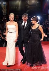 组图：老牌007布鲁斯南帅气现身威尼斯美女环绕