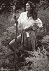 组图：47岁《花花公子》裸体超模辛迪野外嬉戏