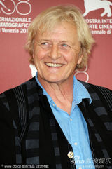 组图：《硬纸盒小镇》记者会 女主角光头造型抢眼