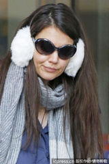 组图：凯蒂戴绒毛耳罩扮嫩 小苏瑞撅嘴成不爽妹