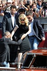 组图：《W.E》发布会 导演麦当娜现身霸气十足