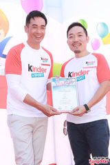 组图：准爸爸陈豪看书学照顾宝宝 向好友取经