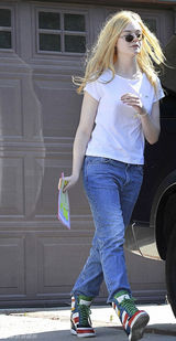 组图：范宁姐妹花户外度周末 运动装扮简单随性