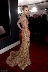 高清图：格莱美红毯泰勒-斯威夫特亮相俏丽可人