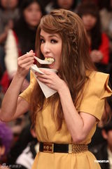 组图：萧亚轩录节目现场秀厨艺 熟练翻炒获好评