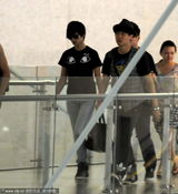 组图：李宇春现身机场粉丝包围 人气过高警察出动