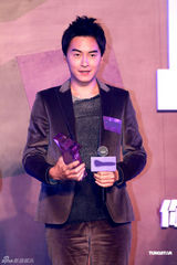 组图：金贤重香港获大奖 阿SA无缘和男友过圣诞