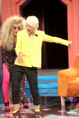 幻灯图：师洋黄色休闲西装亮相 脱口秀节目中耍宝