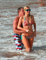组图：希尔顿与男友鸳鸯浴 海滩戏水被搂蛮腰
