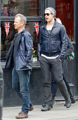 高清图：克里斯-海姆斯沃斯现身伦敦 吐舌表情多