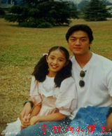 组图：杨幂童年与李亚鹏合照曝光 从小爱文艺