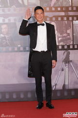 组图：张家辉黑燕尾服现身红毯 复古帅气