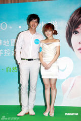 幻灯图：李小璐性感亮相 为代言品站台捞金