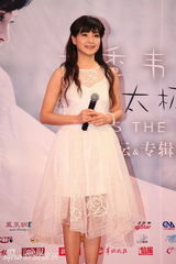 组图：46岁方季韦复出 透视白裙笑容如少女