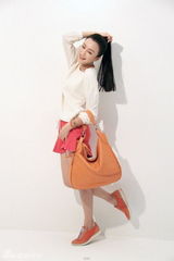 组图：秦岚拍广告形象百变 青春活力温婉动人