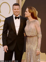 组图：皮特牵手朱莉情侣装亮相 秀恩爱全场轰动