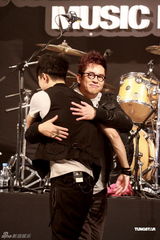 组图：谭咏麟香港办音乐会 提携新人Mr.乐队