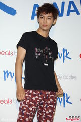 组图：炎亚纶胡宇崴活动现身引粉丝尖叫