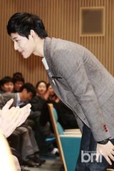 组图：灿烈土豪风现身《丛林法则》记者会